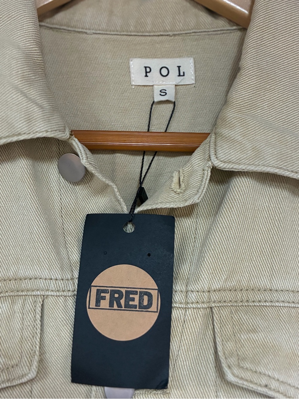 POL Pearl Flower Appliqué Cropped Denim Jacket Beige Tan Raw Hem Size S NWT - Picture 3 of 4